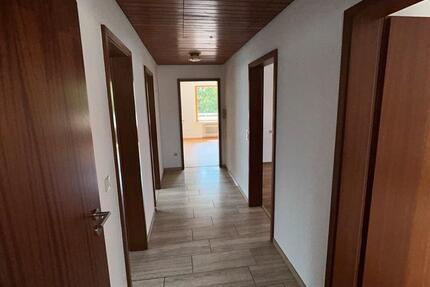 • Helle 3-Zimmer-Wohnung (93 qm) mit großem Balkon 3 zimmer