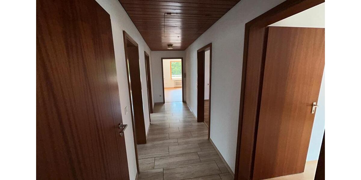 • Helle 3-Zimmer-Wohnung (93 qm) mit großem Balkon 3 zimmer