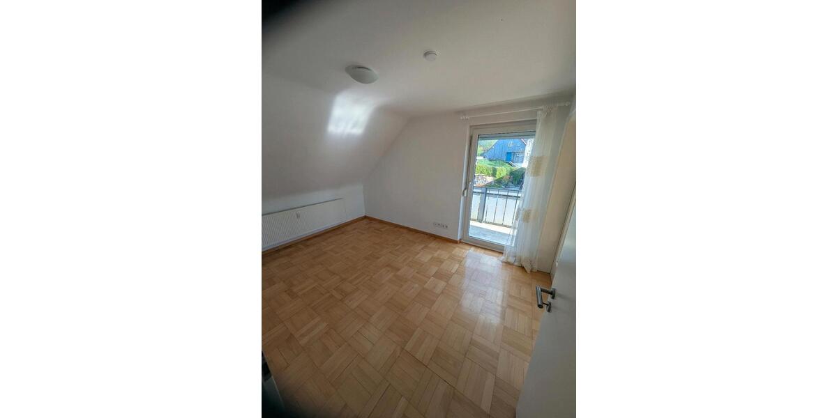 Dachgeschoßwohnung Sachsenheim - 3 Zimmer, 68 m&sup2;, 680&euro; | Angebot:26216342