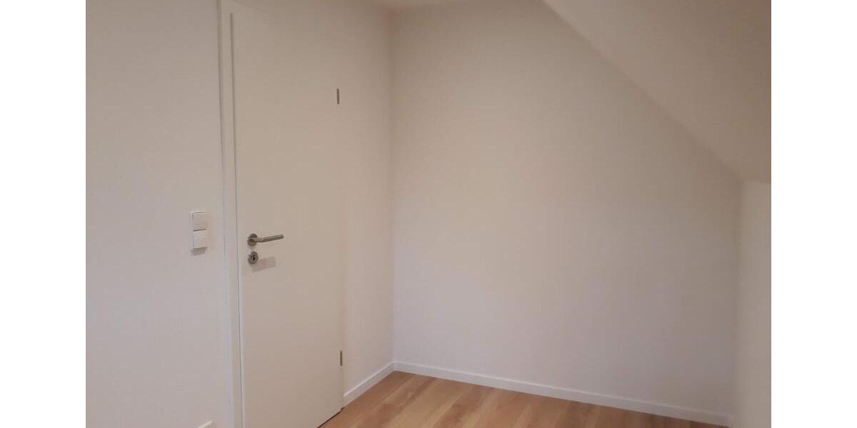 Moderne Dachgeschosswohnung in kernsaniertem 3-Familienhaus 4 zimmer