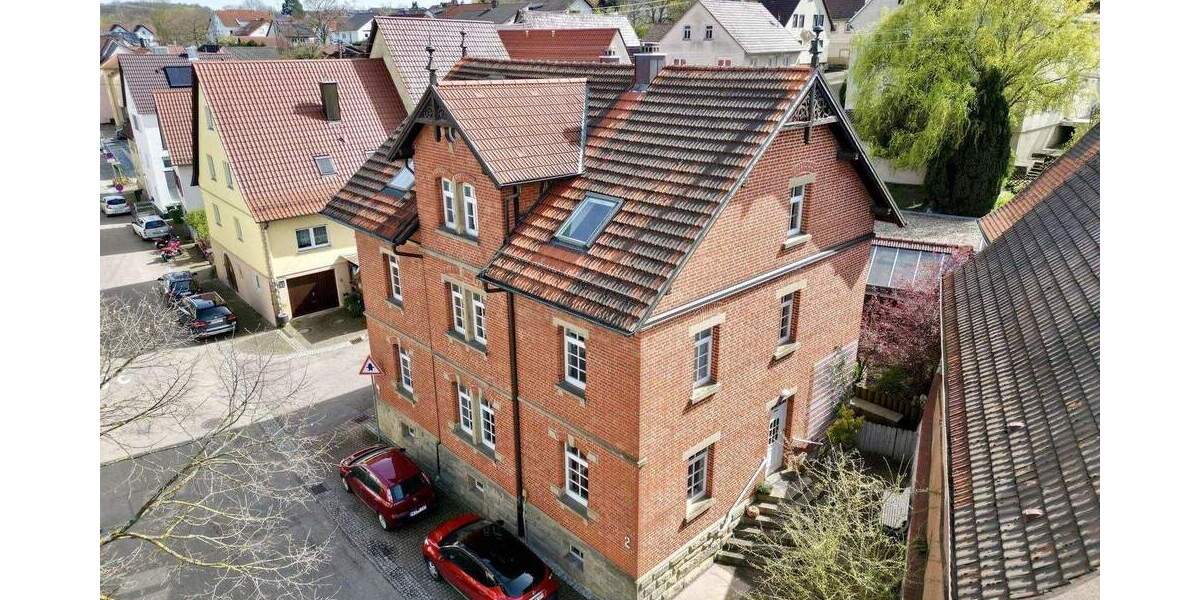 Historische Immobilie im Schweizer Stil: Saniertes Dreifamilienhaus mit Garten & Garage 8 zimmer