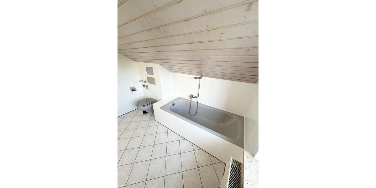 Dachgeschoßwohnung Markgröningen - 3 Zimmer, 76 m&sup2;, 912&euro; | Angebot:26695949