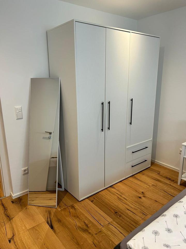 Voll möblierte 2-Zimmer-Souterrainwohnung in Autobahnnähe zimmer