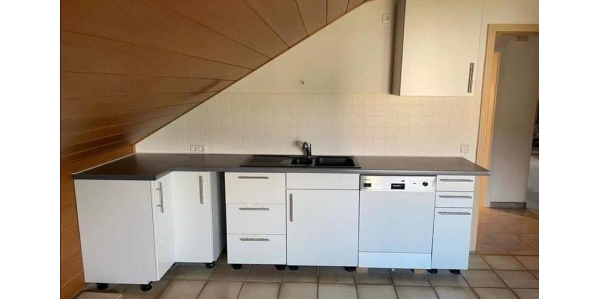 Möblierte 80 m² Dachwohnung mit Balkon – Kaltmiete 850 € 3 zimmer