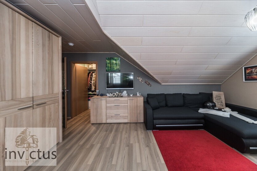 Wohnen mit Stil: Großzügiges Haus mit 6 Zimmern, Wintergarten, Doppelgarage, Kamin & Einliegerwhg! 6.5 zimmer