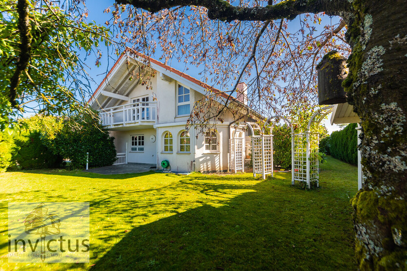 Zeitlose Eleganz trifft Natur, Platz und Erholung! Cooles EFH mit Einliegerwhg., Garten, Garage etc. 7 zimmer