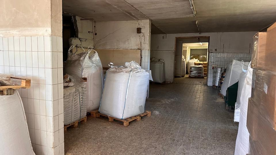 Lagerhalle zu vermieten ab März26⭐️ ca.260qm ⭐️Gewerbehalle⭐️Lager ⭐️mit großen LKW anfahrbar⭐️abladen unterm Dach optional Abstellplatz im Aussenbereich⭐️Starkstrom und Internet vorhanden zimmer