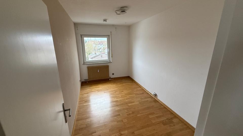 Dachgeschoßwohnung Freiberg am Neckar - 3 Zimmer, 82 m&sup2;, 900&euro; | Angebot:24878620