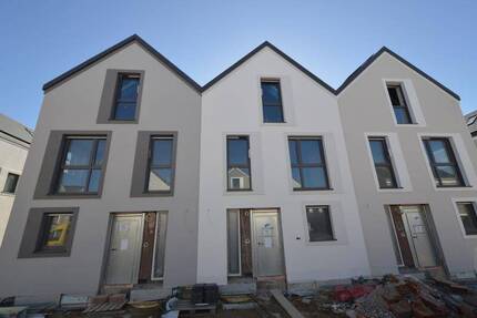 Neubau! Erstbezug! 2 Reiheneckhäuser und 1 Reihenmittelhaus mit je 5 Zi. + je 2 Bädern in Köfering