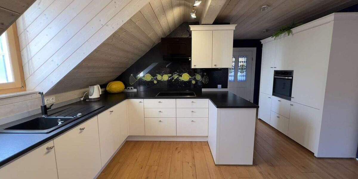 Historische Immobilie im Schweizer Stil: Saniertes Dreifamilienhaus mit Garten & Garage 8 zimmer