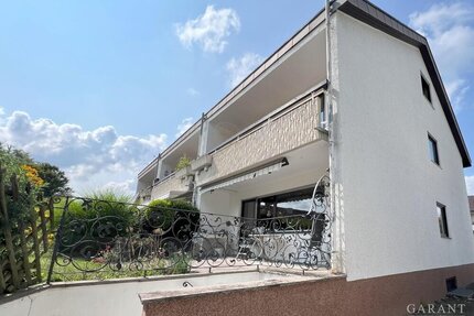 Solides, großzügiges Reiheneckhaus in toller Lage mit Garten und 2 Garagen!