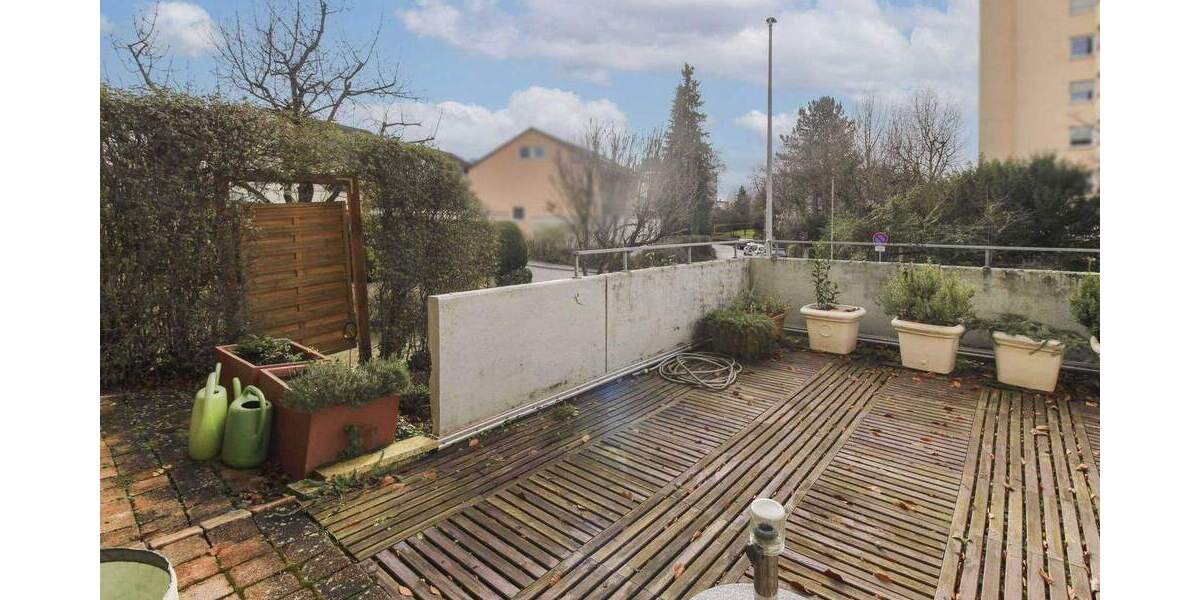 Perfektes Zuhause für Familien: Großzügiges Haus mit Balkon, Terrasse, Garten und zwei Garagen 4 zimmer