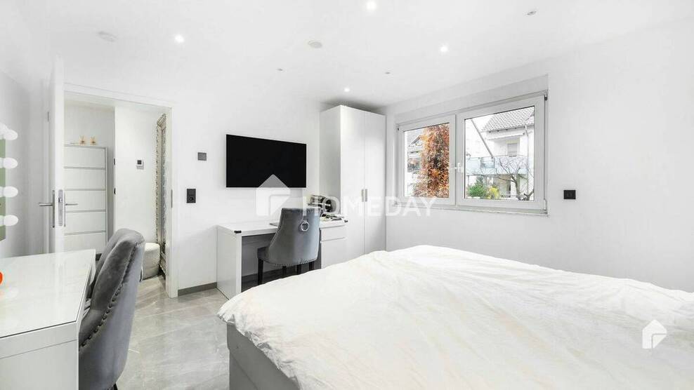 Luxuriös und komplett möbliert: Hochwertige 4-Zimmer-Wohnung mit EBK, Loggia, Fitnessbereich und TG 4 zimmer