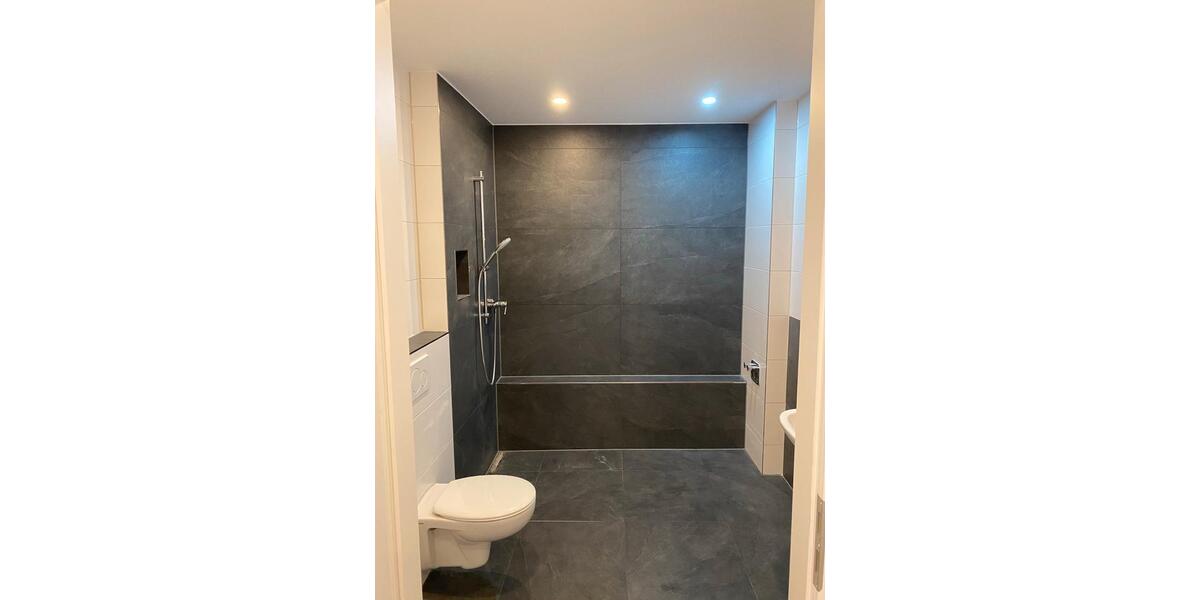 Moderne Dachgeschosswohnung mit Loggia, Einbauküche + Stellplätze zimmer