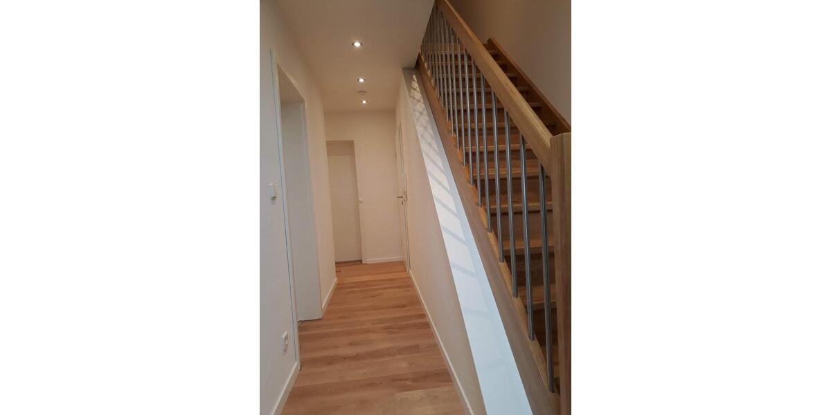 Moderne Dachgeschosswohnung in kernsaniertem 3-Familienhaus 4 zimmer