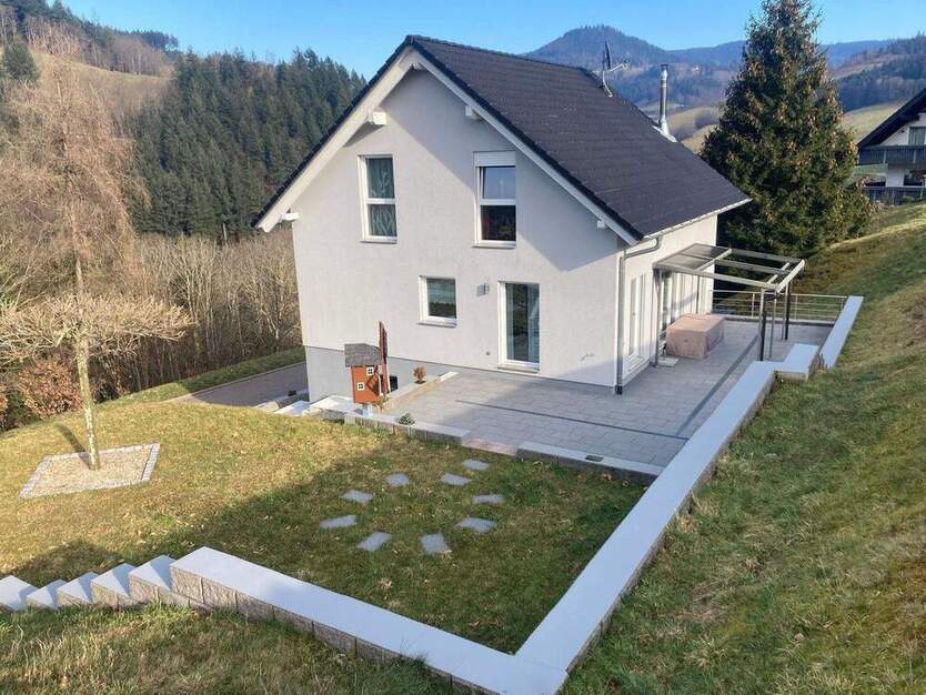 Junges freistehendes Haus mit Garage