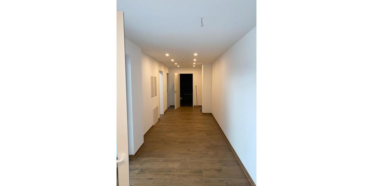 Moderne Dachgeschosswohnung mit Loggia, Einbauküche + Stellplätze zimmer