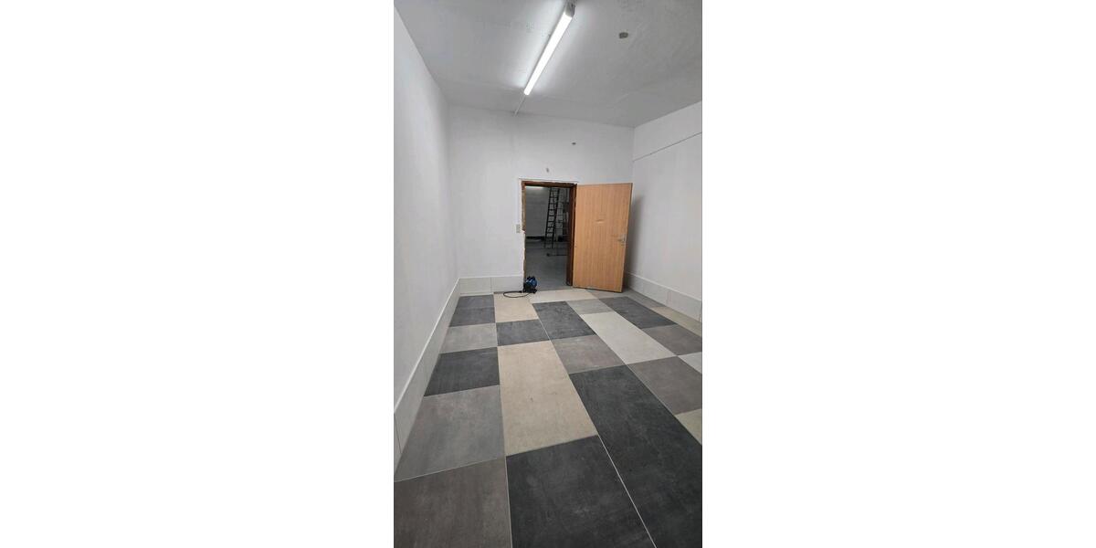 lager mit Büro und Toilette zimmer