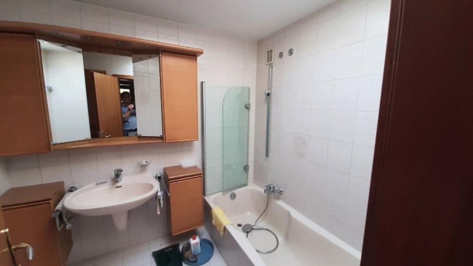 3,5 Zimmer Wohnung + Hobbyraum mit separatem WC u. Dusche 3.5 zimmer