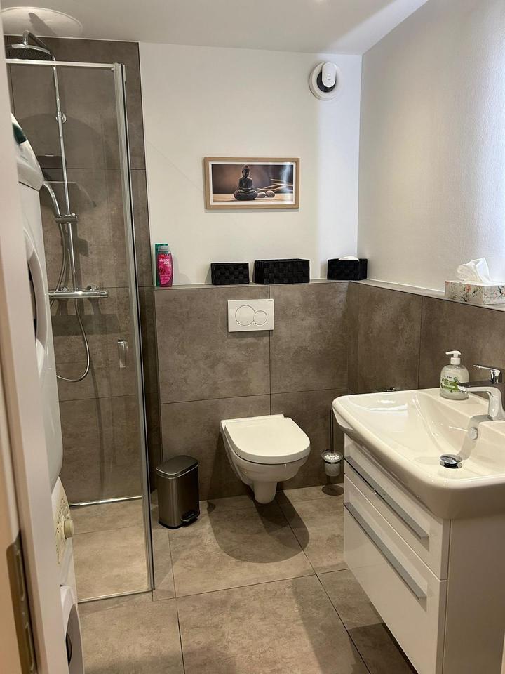 Voll möblierte 2-Zimmer-Souterrainwohnung in Autobahnnähe zimmer