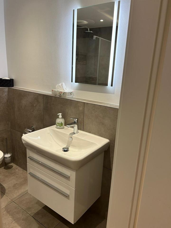 Voll möblierte 2-Zimmer-Souterrainwohnung in Autobahnnähe zimmer