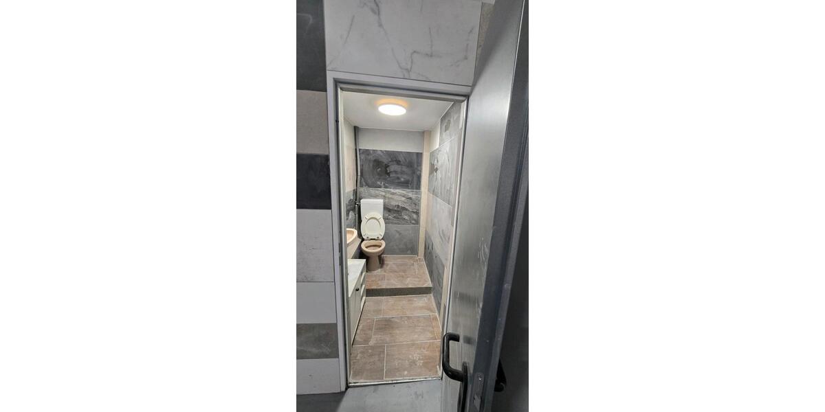 lager mit Büro und Toilette zimmer