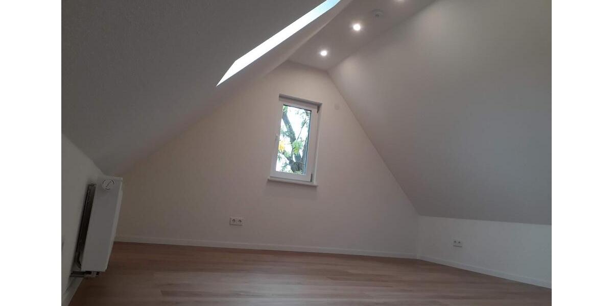 Moderne Dachgeschosswohnung in kernsaniertem 3-Familienhaus 4 zimmer