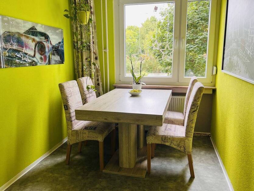 Helle 4,5 Zimmer-Wohnung mit Balkon, Aufzug und Tiefgaragenstellplatz in ruhiger Lage von Ludwigsburg