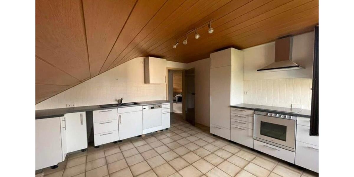 Möblierte 80 m² Dachwohnung mit Balkon – Kaltmiete 850 € 3 zimmer