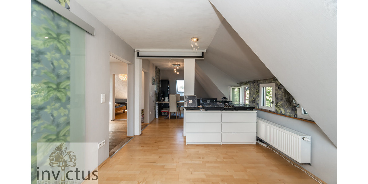 Dreifamilienhaus mit großem Garten, Terrasse u. Loggia! Wohnen und Vermieten unter einem Dach. 8 zimmer