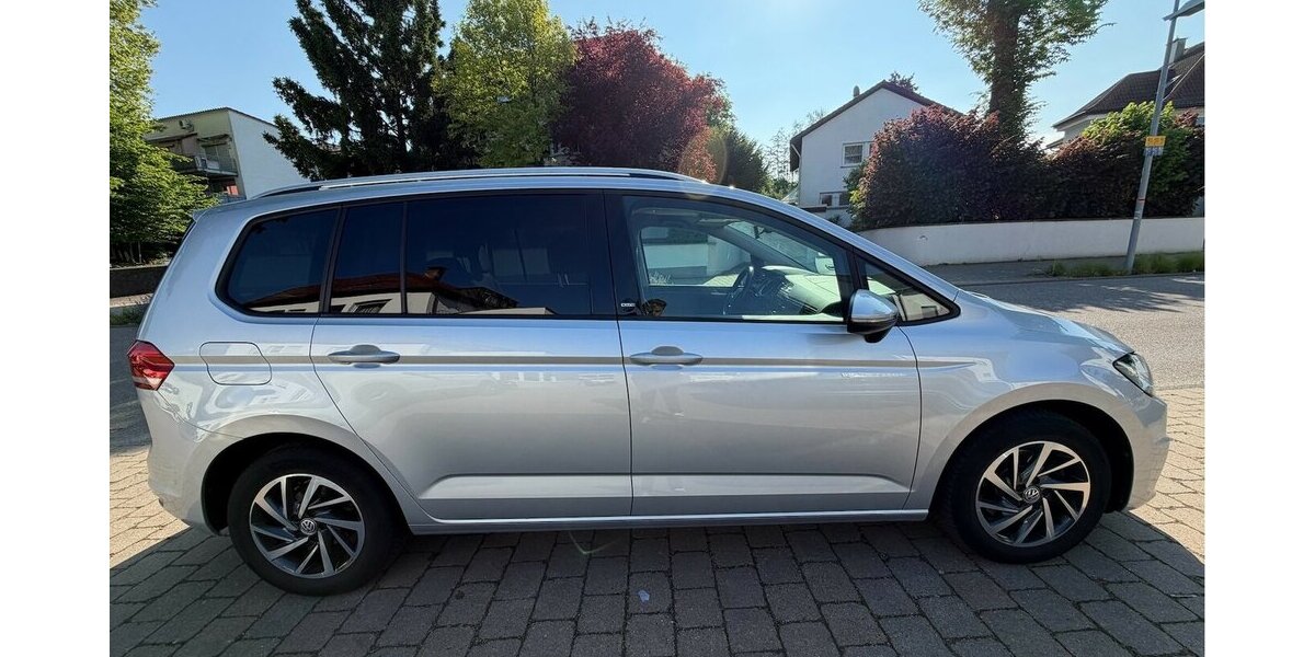 VW Touran Sound BMT/Start-Stopp Navi ACC 157.000 km 10.990 &euro; Neckarsulm 74172