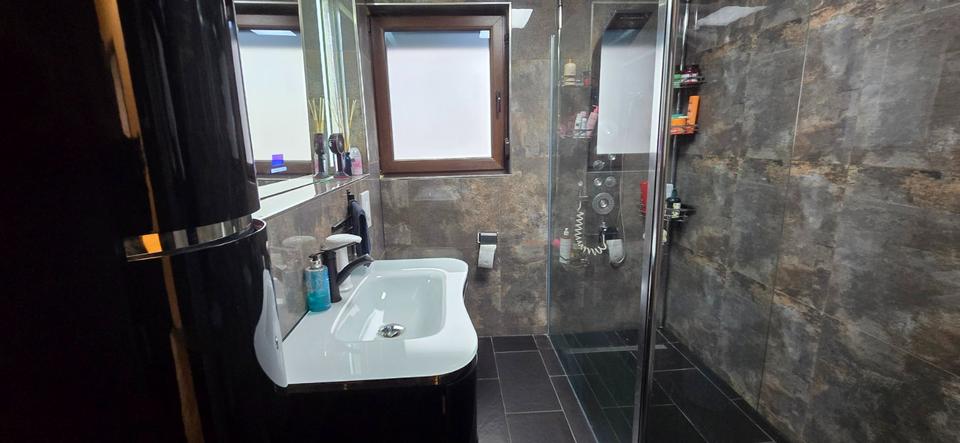 Wohn- und Geschäftshaus in Leingarten – Halle + Wohnung 6 zimmer