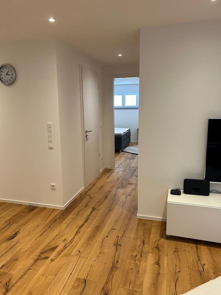 Voll möblierte 2-Zimmer-Souterrainwohnung in Autobahnnähe zimmer