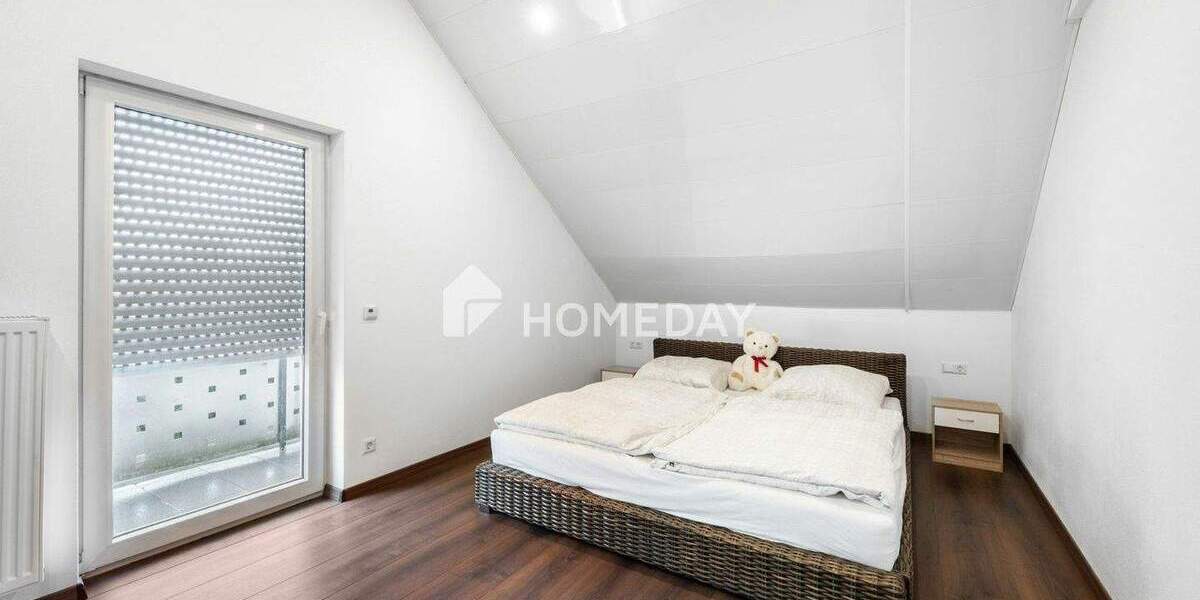 Modern wohnen über den Dächern: Dachgeschosswohnung mit Dachterrasse und Loggia in Bretzfeld 3 zimmer