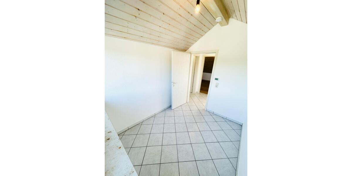 Dachgeschoßwohnung Markgröningen - 3 Zimmer, 76 m&sup2;, 912&euro; | Angebot:26695949
