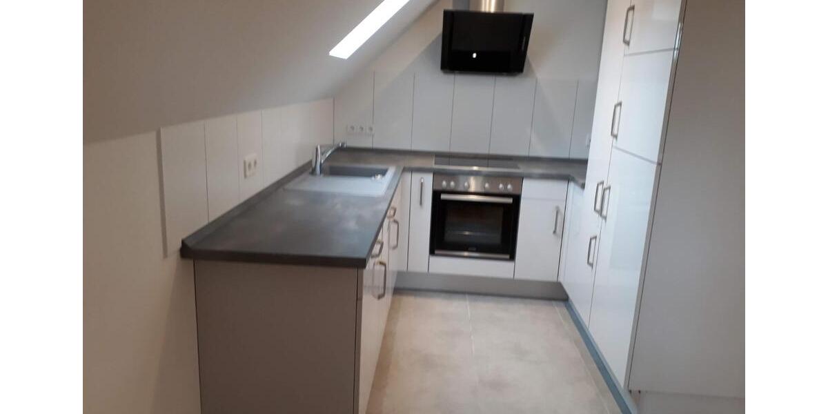 Moderne Dachgeschosswohnung in kernsaniertem 3-Familienhaus 4 zimmer