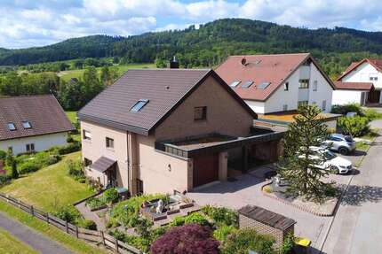 Haus zum Kaufen in Sachsenheim 599.000 € 255 m² 8 zimmer