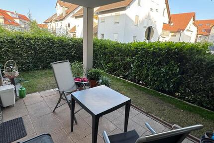 Schön geschnittene 3 Zimmerwohnung mit EBK, Terrasse, kleinem Garten und optional TG Platz