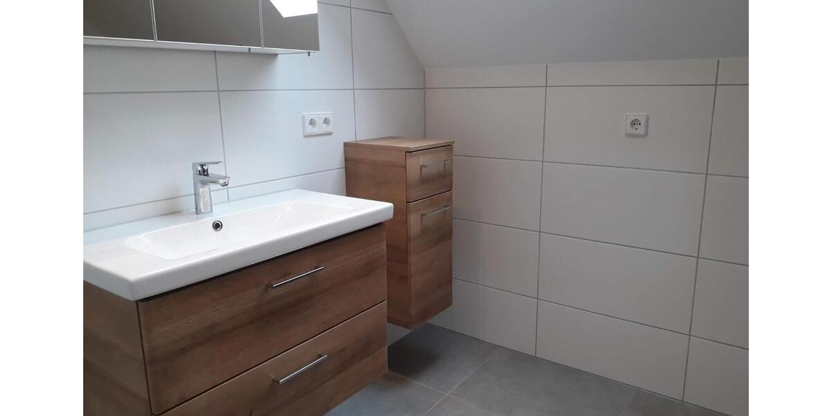 Moderne Dachgeschosswohnung in kernsaniertem 3-Familienhaus 4 zimmer