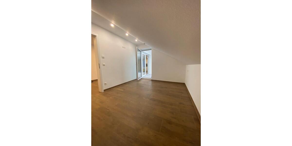 Moderne Dachgeschosswohnung mit Loggia, Einbauküche + Stellplätze zimmer
