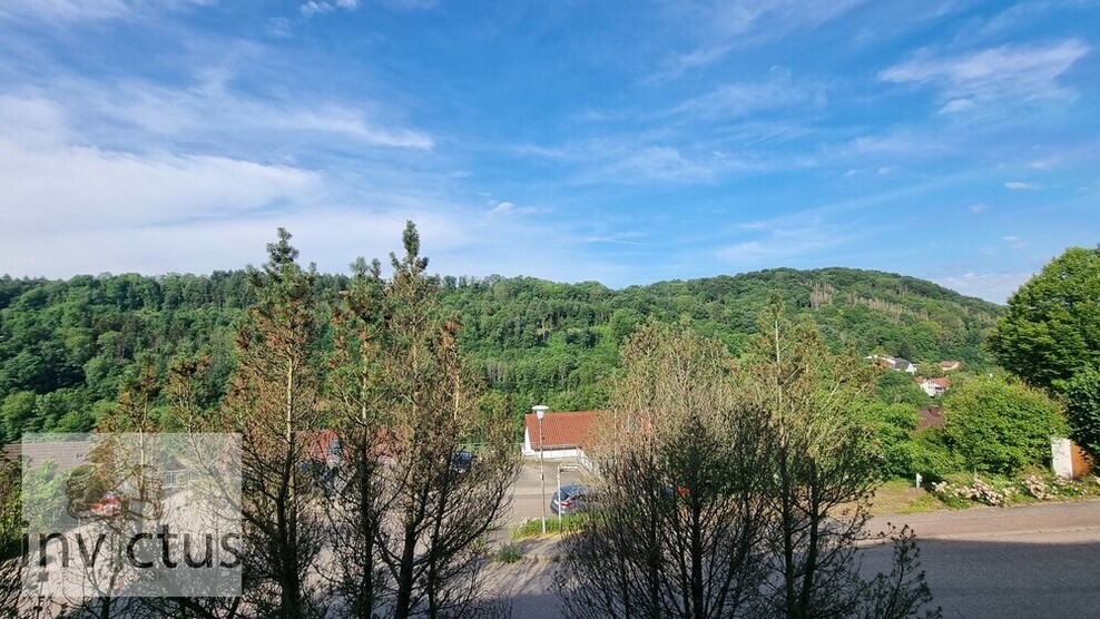 2,5 Zimmer mit Balkon-Weitblick und eigener Garage