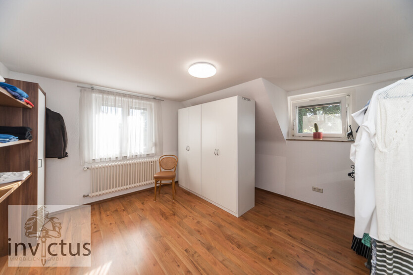 Ein Haus, das mehr kann: Wohnen, Arbeiten & Wohlfühlen – mit Garten, Innenhof und Parkmöglichkeiten. 13 zimmer