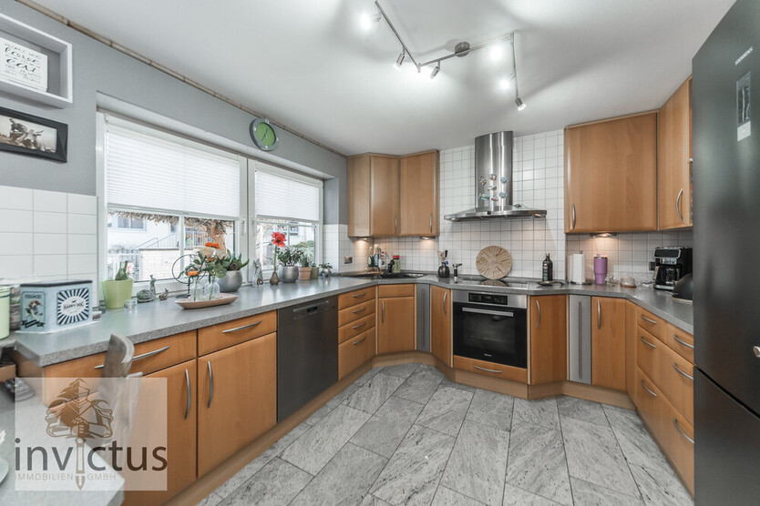 Wohnen mit Stil: Großzügiges Haus mit 6 Zimmern, Wintergarten, Doppelgarage, Kamin & Einliegerwhg! 6.5 zimmer