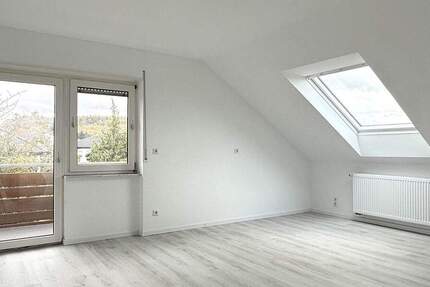 Neu renovierte 4-Zimmer-Dachwohnung mit Balkon und Blick ins Grüne - ruhiges Wohnen nahe Bretten 4 zimmer