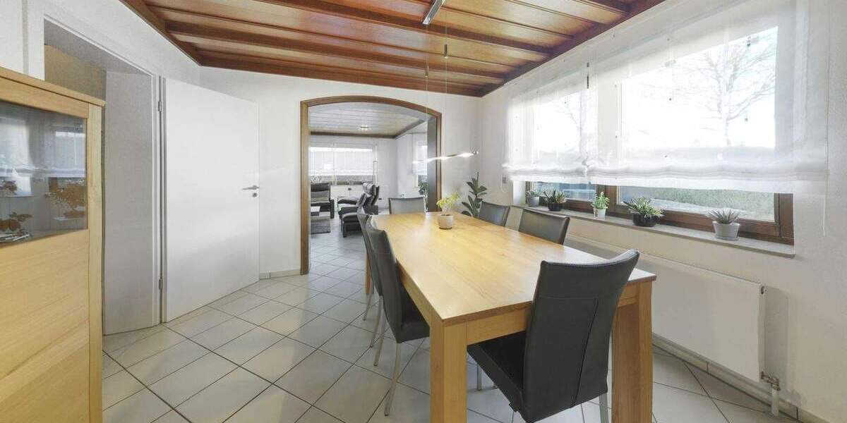 Großzügiges Ein- bis Zweifamilienhaus in massiver Bauweise mit Sauna, Garten und Doppelgarage 7 zimmer