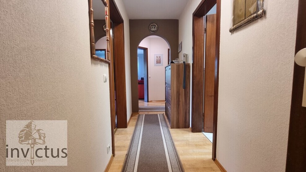 2,5 Zimmer mit Balkon-Weitblick und eigener Garage