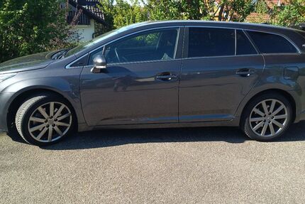 Toyota Avensis 174.686 km 10.700 &euro; Sulzfeld 75056