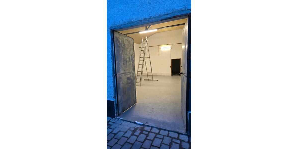 lager mit Büro und Toilette zimmer