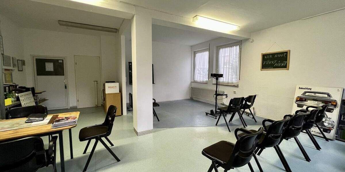 Gewerbeeinheit mit vielseitiger Nutzungsmöglichkeit - vermietete Teilfläche und großzügige Lagerflächen 4 zimmer