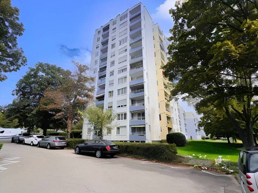 Helle 4,5 Zimmer-Wohnung mit Balkon, Aufzug und Tiefgaragenstellplatz in ruhiger Lage von Ludwigsburg